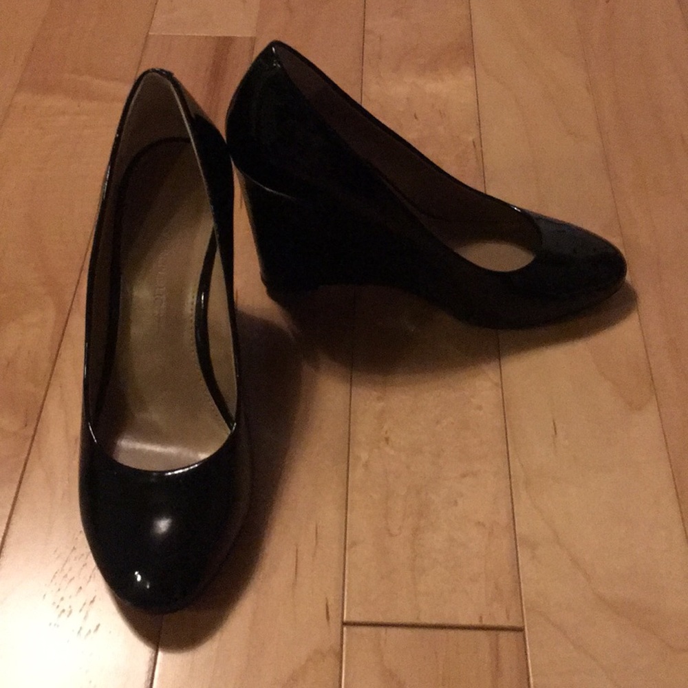 Banana Republic black patent wedges - size 6